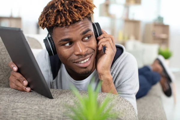 Junger Mann Telefoniert Auf Dem Sofa — Stockfoto