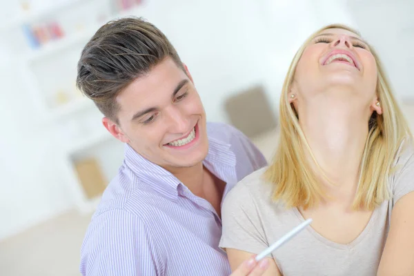 Young Woman Embracing Man Positive Pregnancy Test — Stock Photo, Image