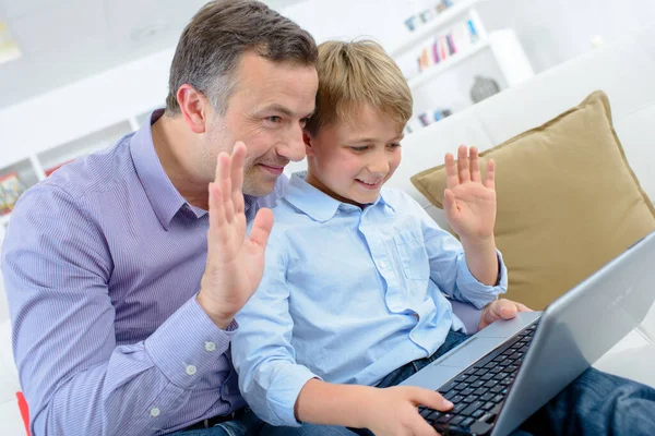 Vader Kleine Jongen Zwaaien Met — Stockfoto