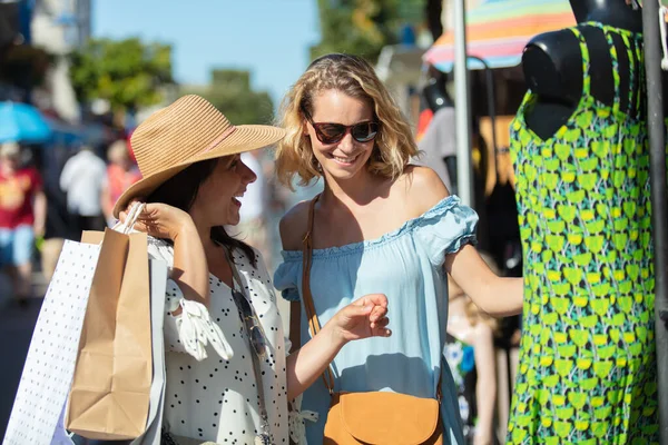 Vackra Kvinnor Som Söker Sommarklänningar — Stockfoto