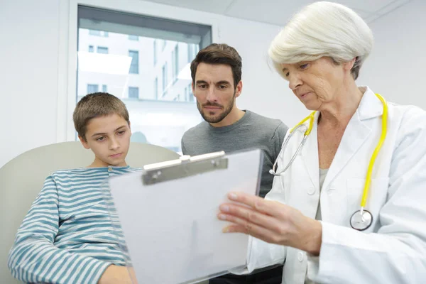 Baba Oğul Çocuk Doktorunu Ziyaret Ediyorlar — Stok fotoğraf