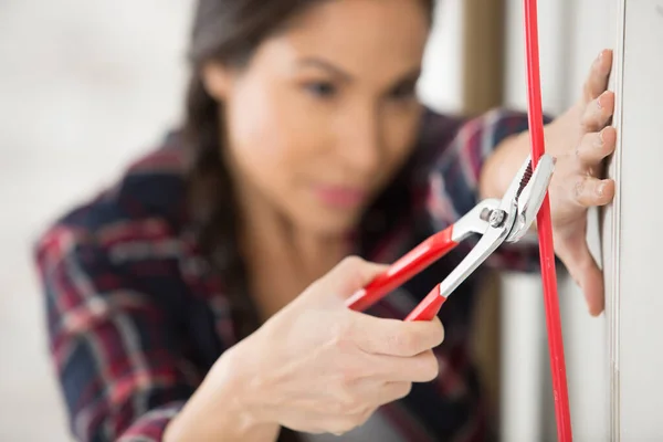 Woman Cut Cable — Stock Photo, Image