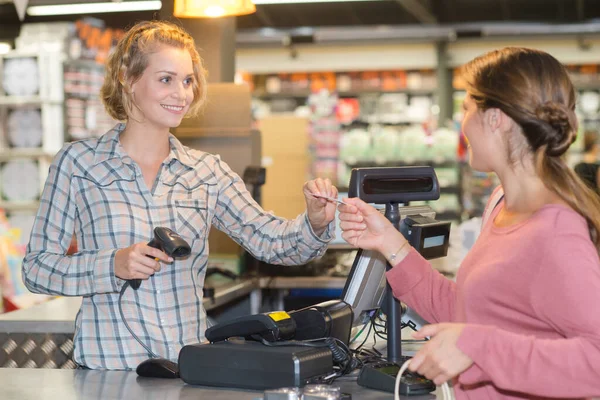 Vendedora Que Acepta Pago Del Cliente Tienda — Foto de Stock
