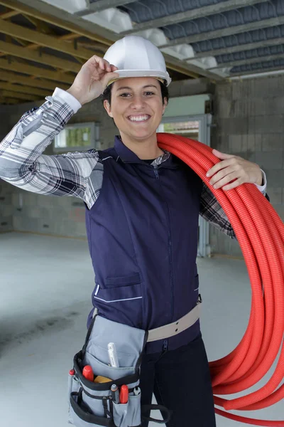 Mulher Engenheiro Feliz Com Tubos — Fotografia de Stock