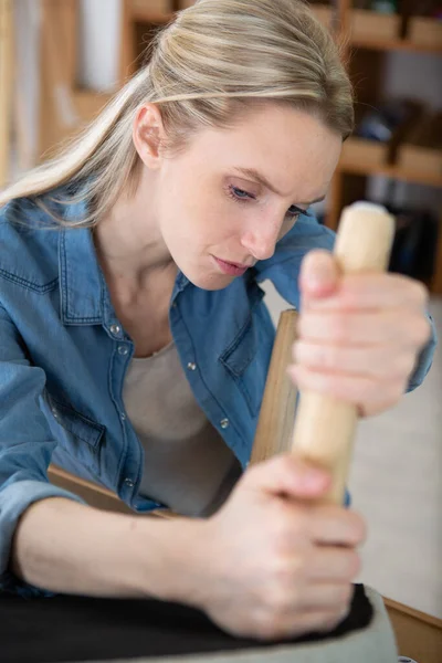 Eine Junge Frau Repariert Stuhl Hause — Stockfoto