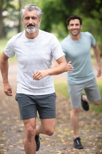 Glad Far Och Son Joggar Tillsammans Utomhus Parken — Stockfoto