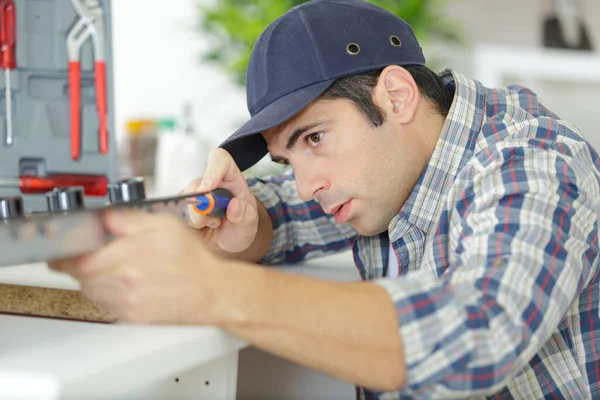 Uomo Che Installa Cucina Concetto Fai — Foto Stock