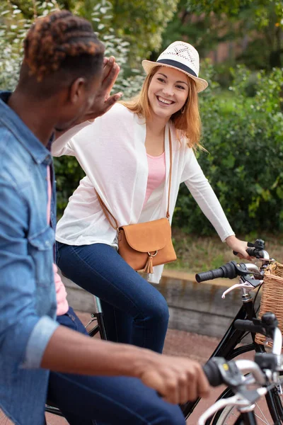 Coppia Che Una Bicicletta Nella Natura — Foto Stock