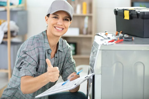 Vacker Kvinnlig Rörmokare Reparera Tvättmaskin — Stockfoto