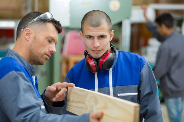 Egy Férfi Egy Favágó Inas — Stock Fotó