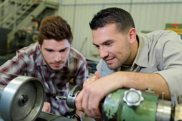 Deux Mécaniciens Masculins Travaillant Dans Garage — Photo