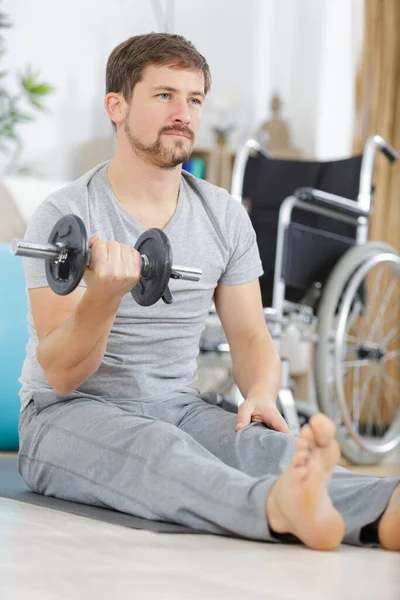 Homem Uma Cadeira Rodas Está Fazendo Esportes — Fotografia de Stock