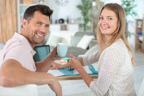 Vrolijk Jong Paar Ochtend Thuis — Stockfoto