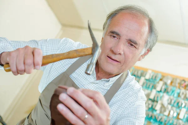 Een Schoenmaker Plakt Een Schoen — Stockfoto