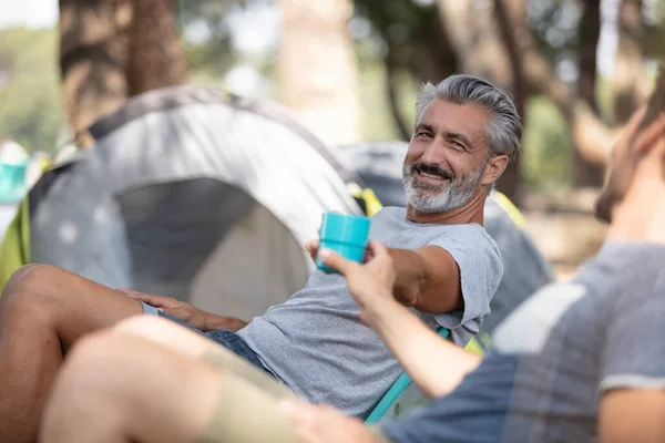 Vrienden Gaan Kamperen Proost — Stockfoto