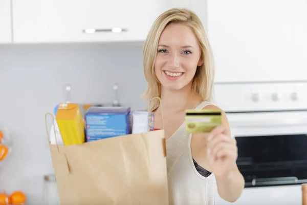 Retrato Jovem Mulher Feliz Mostrando Cartão Crédito — Fotografia de Stock