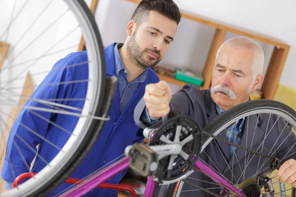 Mostrando Como Reparar Uma Bicicleta — Fotografia de Stock