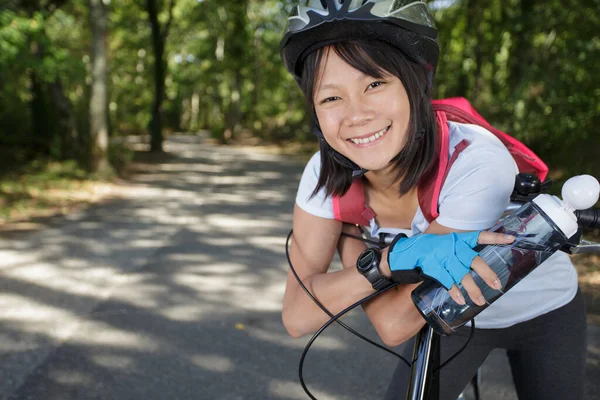 Mulher Bebendo Água Depois Andar Bicicleta — Fotografia de Stock
