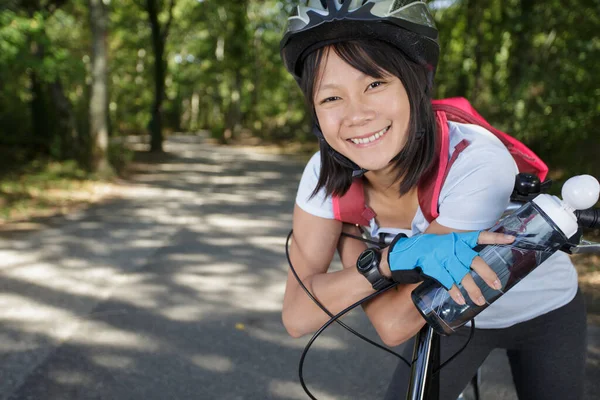 Femme Boire Eau Après Vélo — Photo