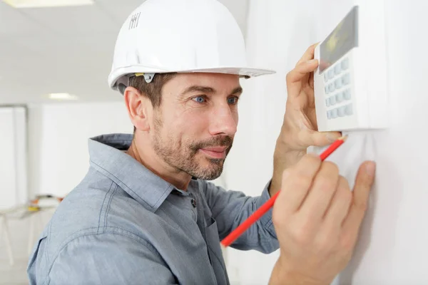 Homme Installant Thermostat Programmation Moderne Efficace — Photo
