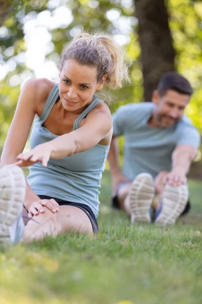 Par Cuerpos Estirándose Calentándose Para Trotar —  Fotos de Stock