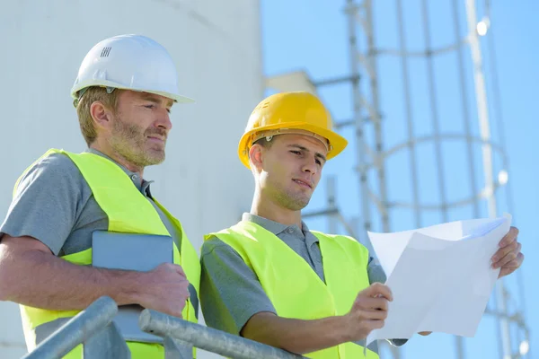 Werknemer Baas Buiten Fabriek — Stockfoto