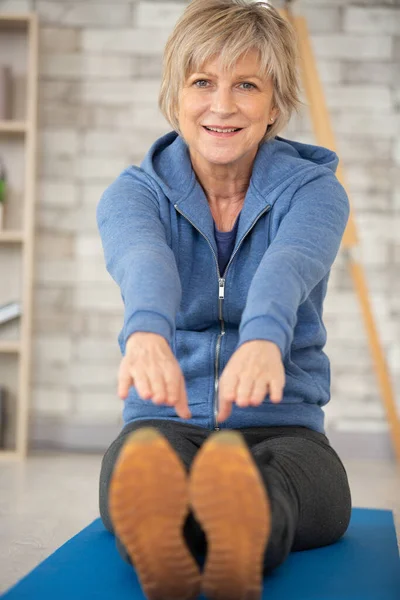 Reife Professionelle Frau Die Ihren Körper Trainiert Und Dehnt — Stockfoto