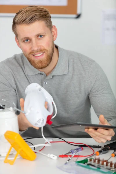 Equipo Electrónico Energético Joven Las Reparaciones Tecnología Masculina Del Ingeniero — Foto de Stock