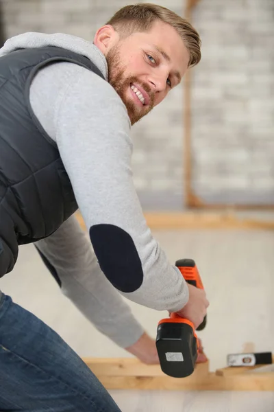 Mannelijke Bouwer Met Behulp Van Batterij Aangedreven Schroevendraaier — Stockfoto