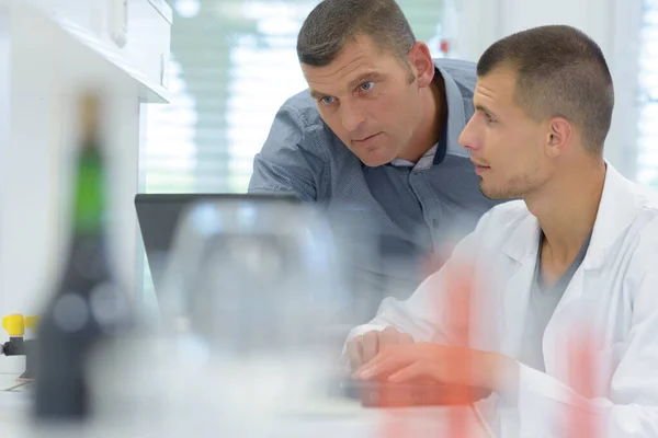 Dois Homens Laboratório Filtragem — Fotografia de Stock