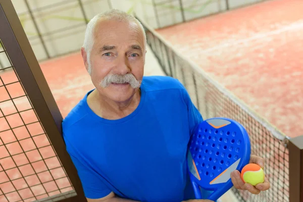 Jugador Tenis Masculino Senior Mirando Cámara — Foto de Stock