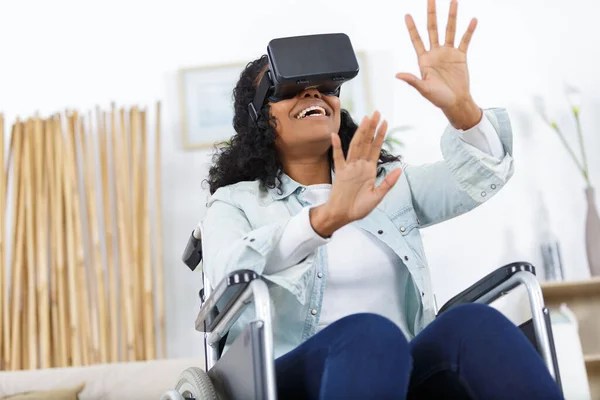Funktionshindrade Kvinna Med Virtuella Glasögon — Stockfoto