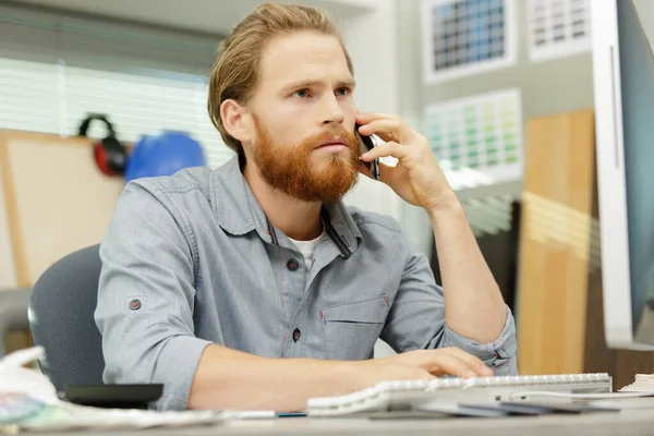 Zakenman Praten Mobiel Tijdens Het Zitten Het Kantoor — Stockfoto