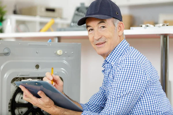 Een Man Technicus Het Onderhoud Van Een Machine — Stockfoto