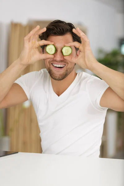 Homem Segurando Fatias Pepino Sobre Seus Olhos — Fotografia de Stock