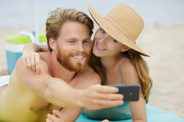 Jovem Casal Tomando Selfie Praia — Fotografia de Stock