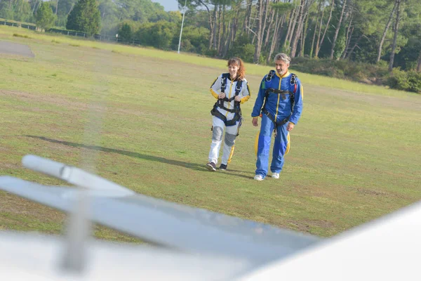 Eles Estão Caminhando Direção Aeronave — Fotografia de Stock