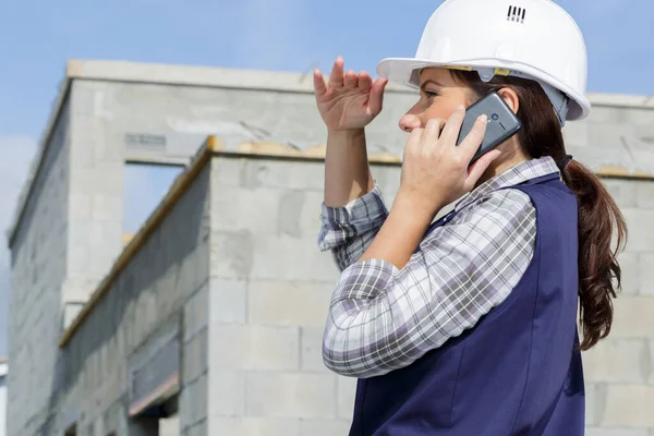 Contratista Femenina Sitio Construcción Usando Teléfono Inteligente —  Fotos de Stock