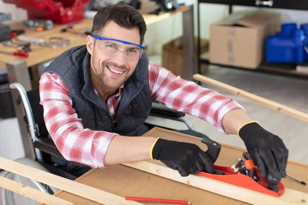 Hombre Silla Ruedas Trabajo Taller Carpintería —  Fotos de Stock