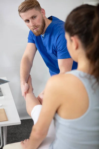 治疗女性病人的男性骨科患者 — 图库照片