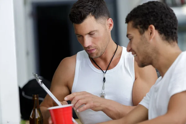 Dos Hombres Tomando Una Cerveza Después Del Gimnasio —  Fotos de Stock