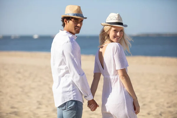 Attraktive Mann Und Frau Genießen Romantischen Abend Strand — Stockfoto