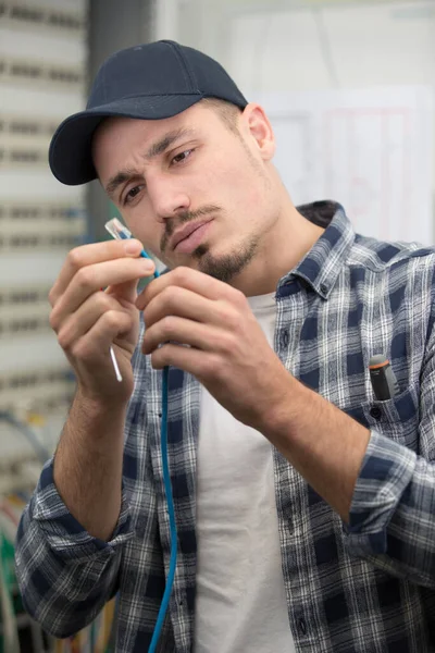 Alet Çantasıyla Oturan Elektrikçi — Stok fotoğraf