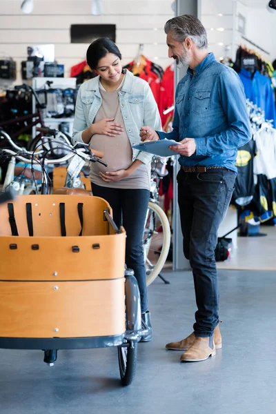 Mujer Embarazada Tienda Bicicletas — Foto de Stock