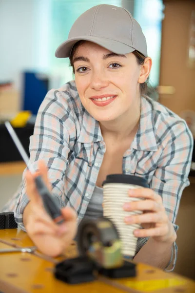 Donna Falegname Piedi Nel Suo Laboratorio — Foto Stock