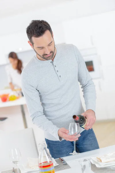 Man Keuken Schenkt Glas Wijn — Stockfoto