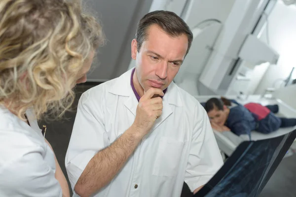 Enfermeira Médico Discutindo Sobre Xray — Fotografia de Stock