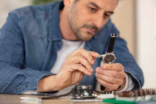 Geduldige Man Repareert Een Horloge — Stockfoto