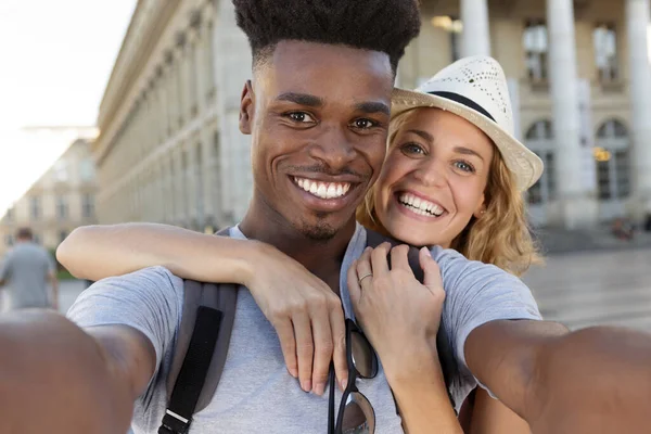 Casal Misto Tomando Uma Selfie Livre — Fotografia de Stock