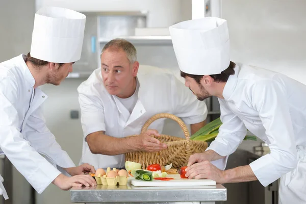 Chef Gesprek Met Stagiaires Keuken — Stockfoto